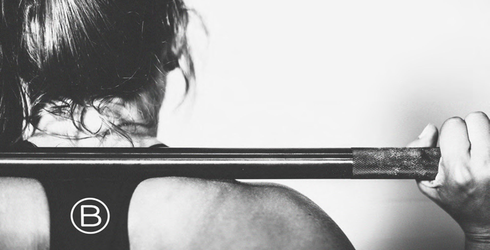 person med vektstang på skuldrene